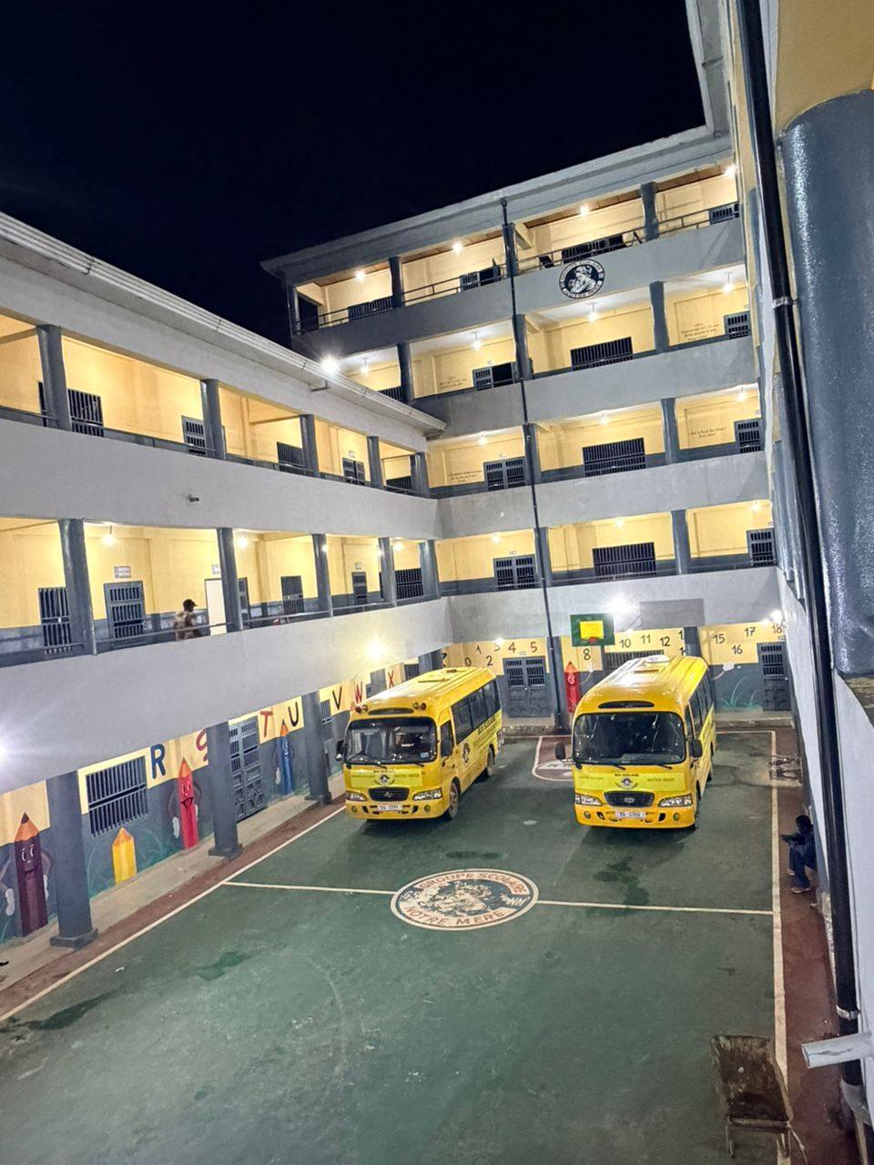 Campus éclairé la nuit